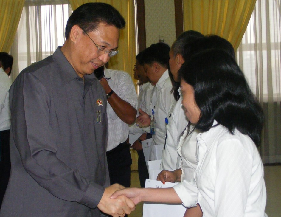 Menteri Serahkan SK Kenaikan Pangkat 37 PNS Perwakilan Unit Utama KESDM